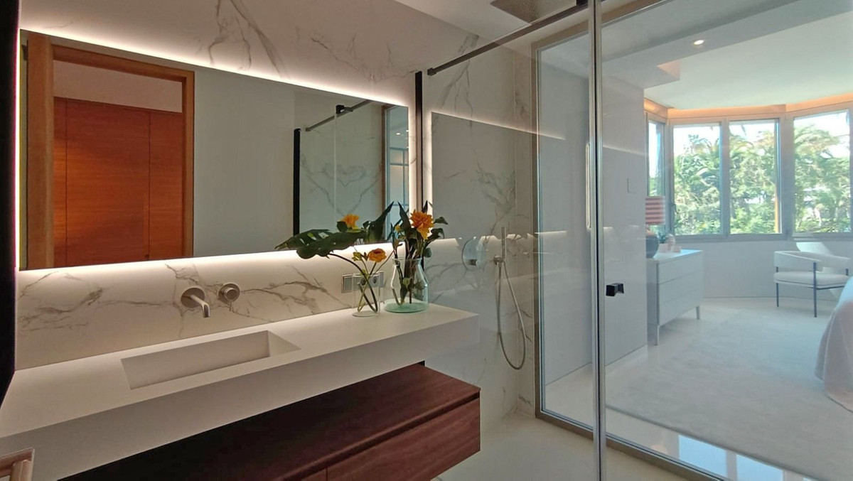 4 Bedroom Apartment in Marbella - Photo 9