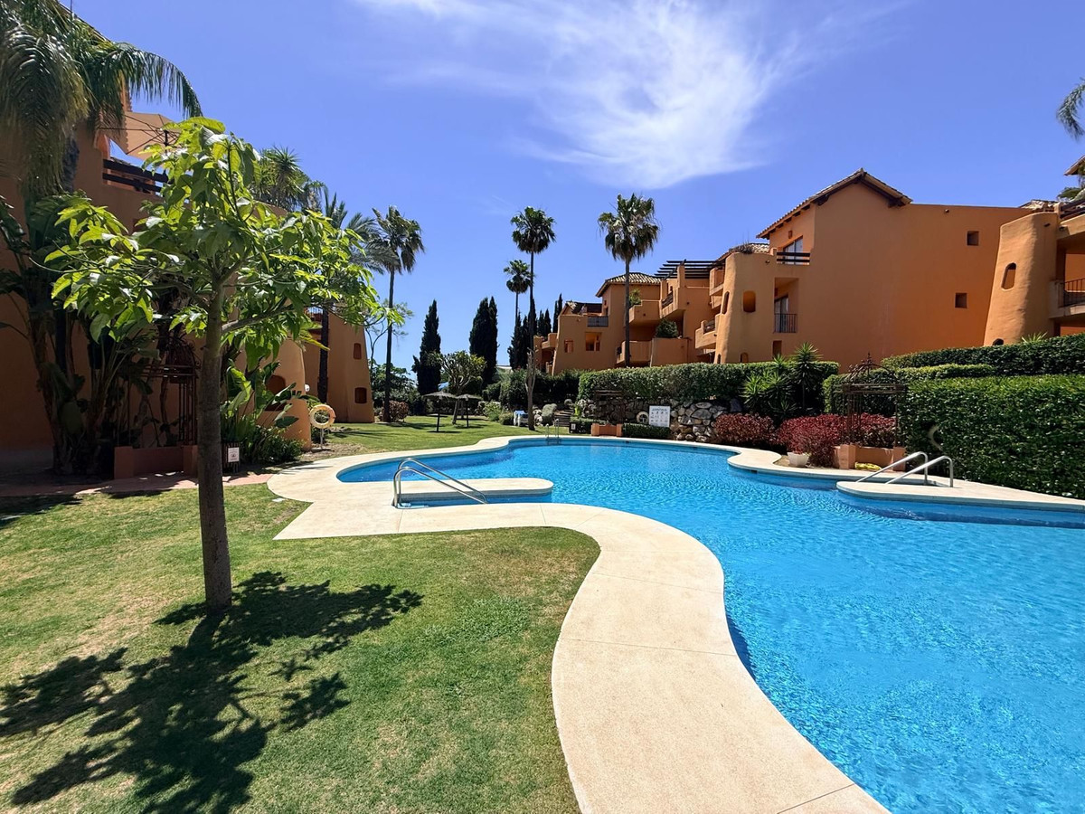 2 Bedroom Apartment in Estepona - Photo 2
