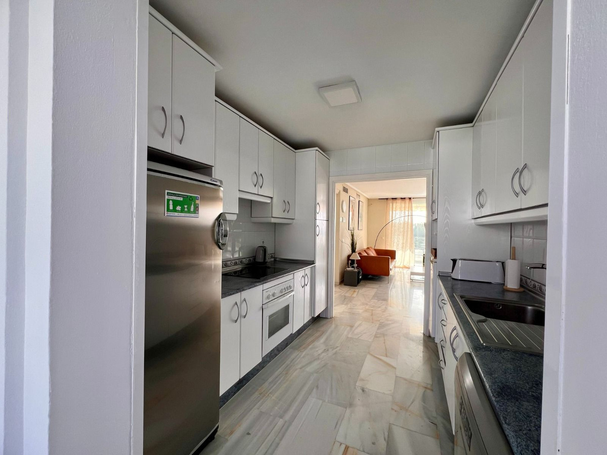 3 Bedroom Penthouse in Estepona - Photo 12
