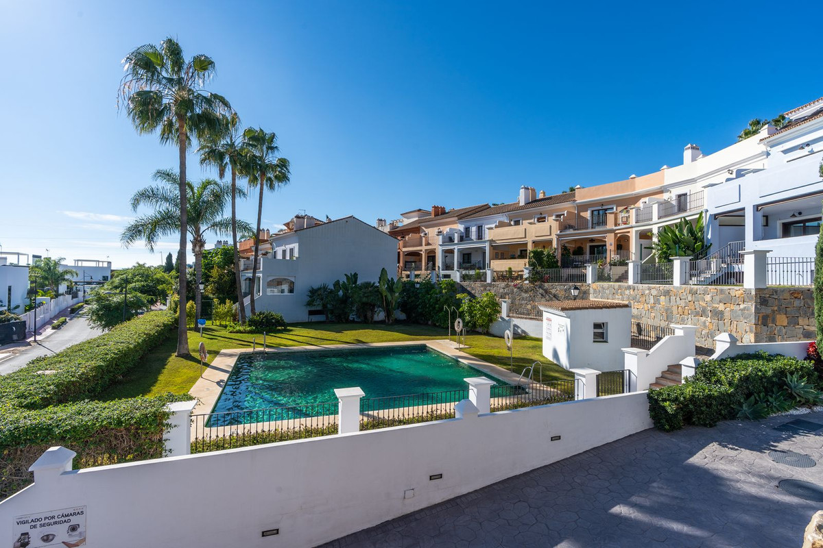 4 Bedroom Townhouse in Estepona - Photo 3