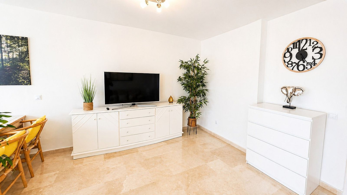 2 Bedroom Apartment in Estepona - Photo 10
