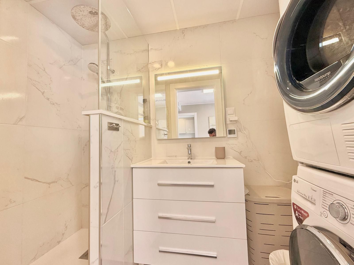 2 Bedroom Penthouse in Fuengirola - Photo 24