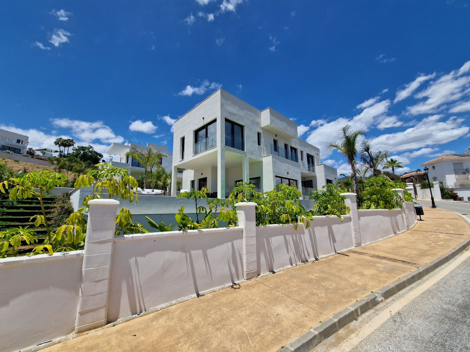 4 Bedroom Villa in Marbella - Photo 2