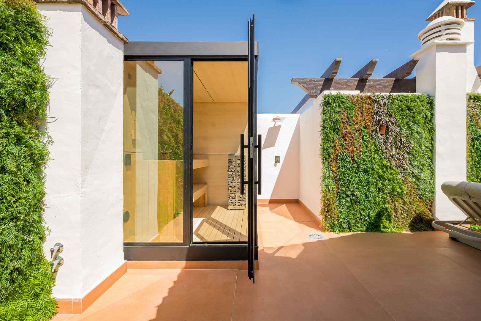3 Bedroom Penthouse in Estepona - Photo 8