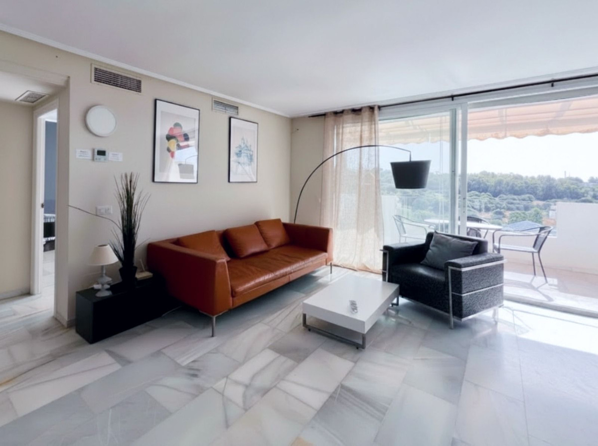 3 Bedroom Penthouse in Estepona - Photo 2