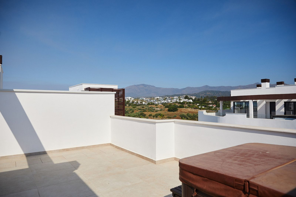 4 Bedroom Apartment in Estepona - Photo 13
