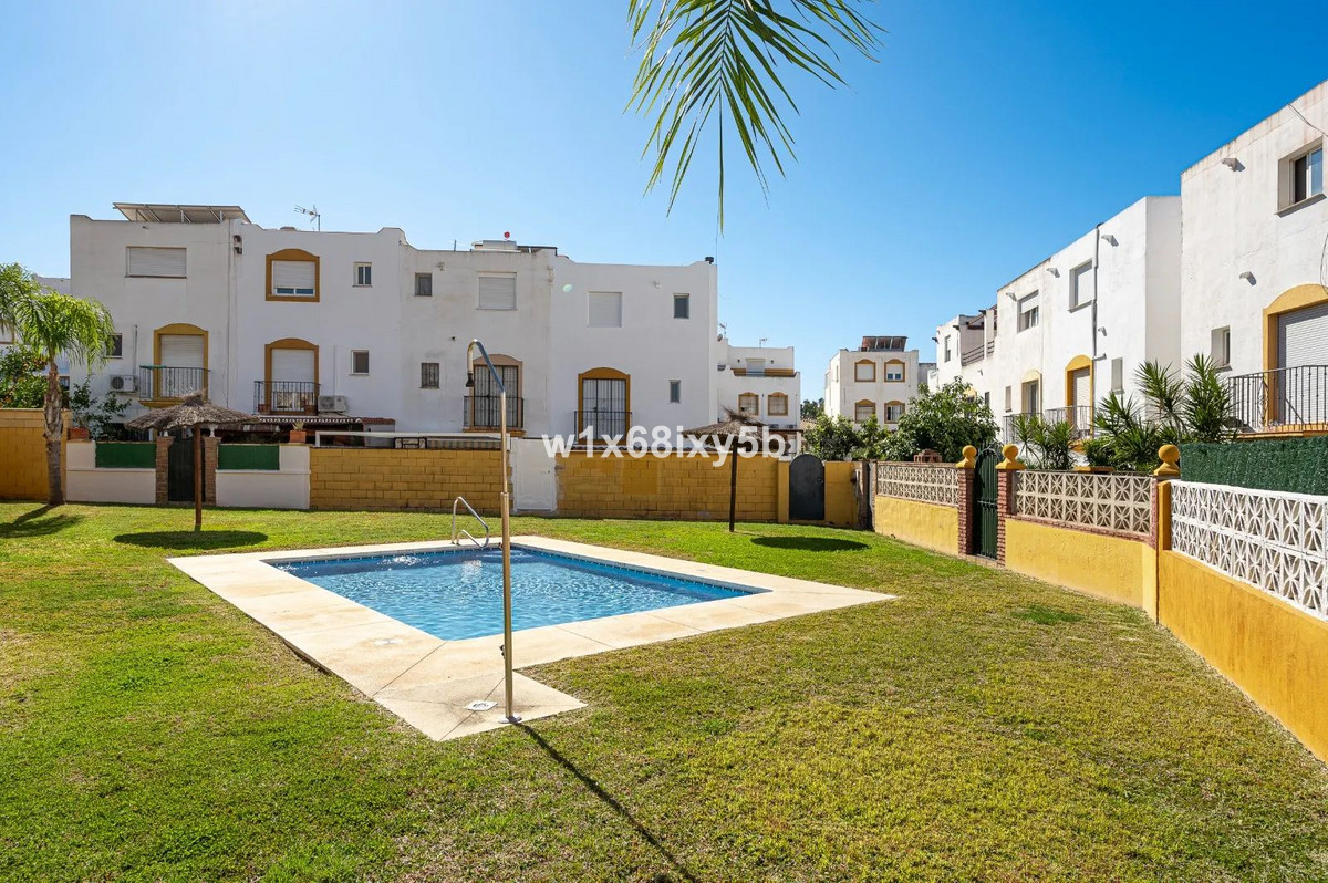 4 Bedroom Townhouse in San Pedro de Alcántara - Photo 2