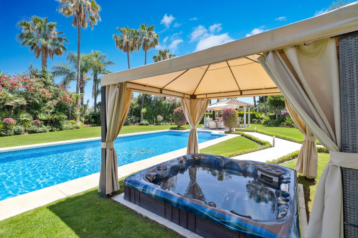6 Bedroom Villa in Marbella - Photo 9