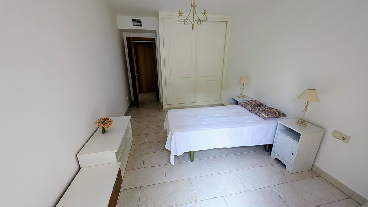 2 Bedroom Apartment in Benahavís - Photo 13