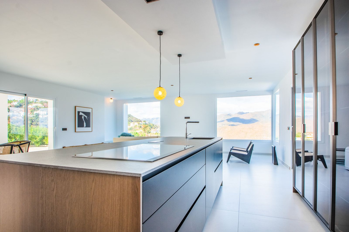4 Bedroom Villa in Marbella - Photo 7