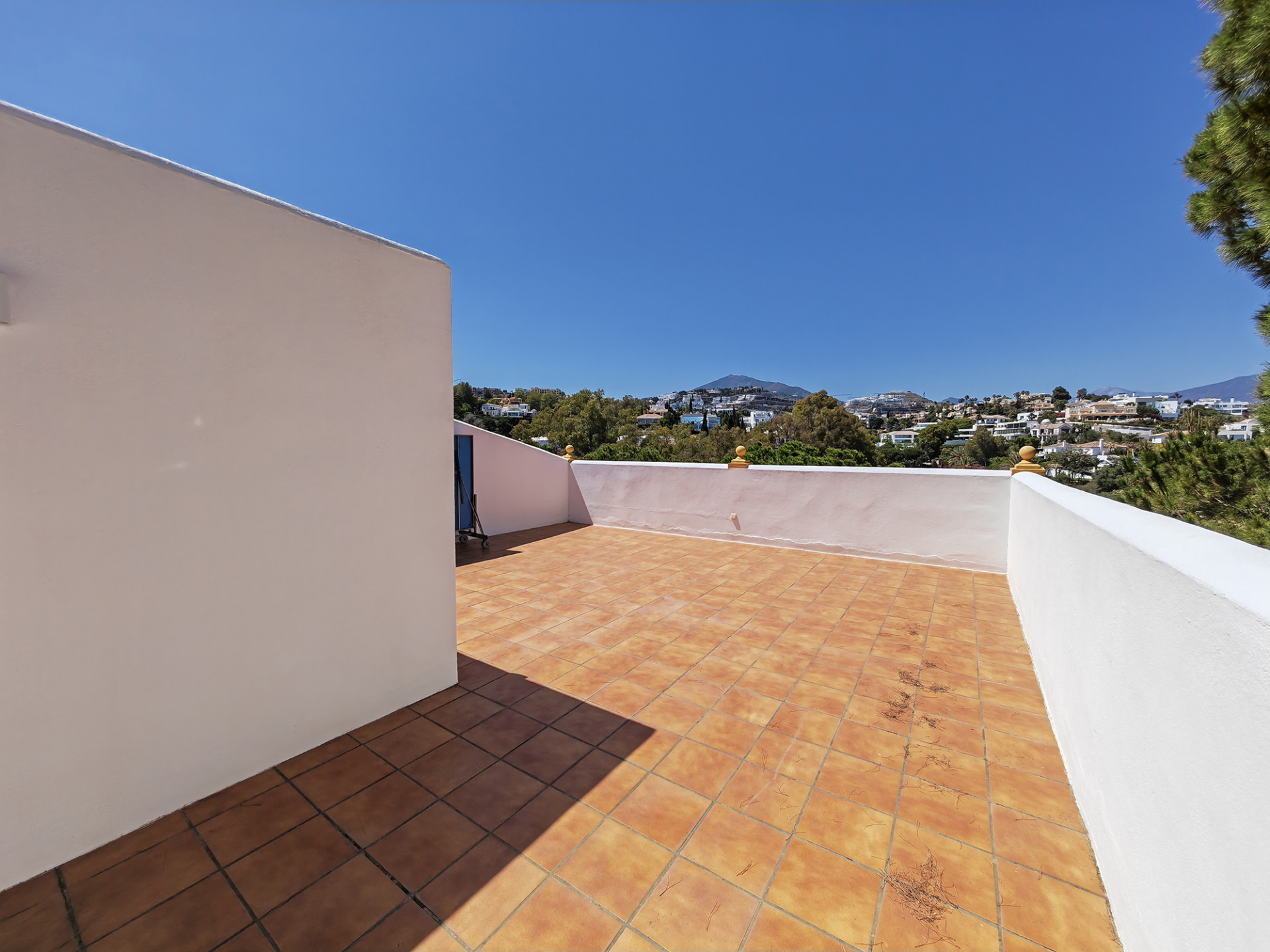 4 Bedroom Townhouse in Benahavís - Photo 22