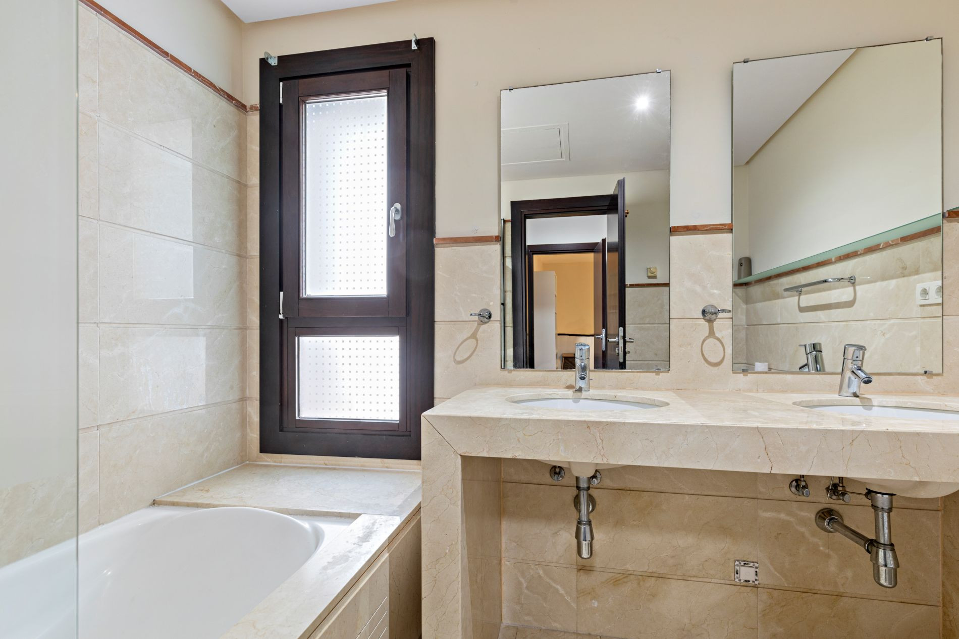 4 Bedroom Townhouse in Benahavís - Photo 12