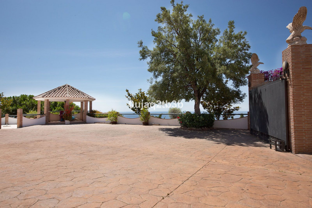 6 Bedroom Villa in Estepona - Photo 10