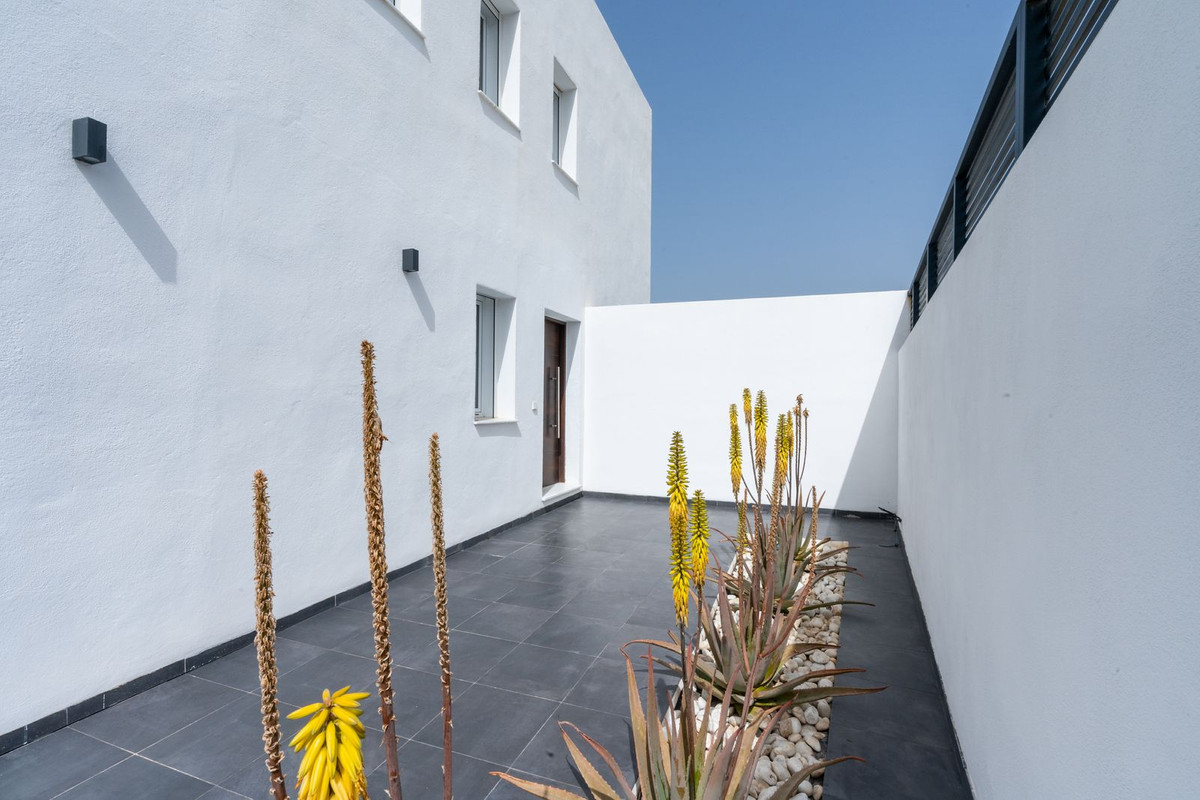 3 Bedroom Villa in Estepona - Photo 54