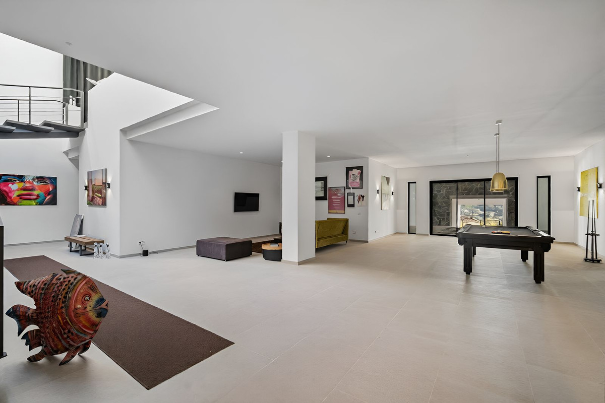 6 Bedroom Villa in Estepona - Photo 26