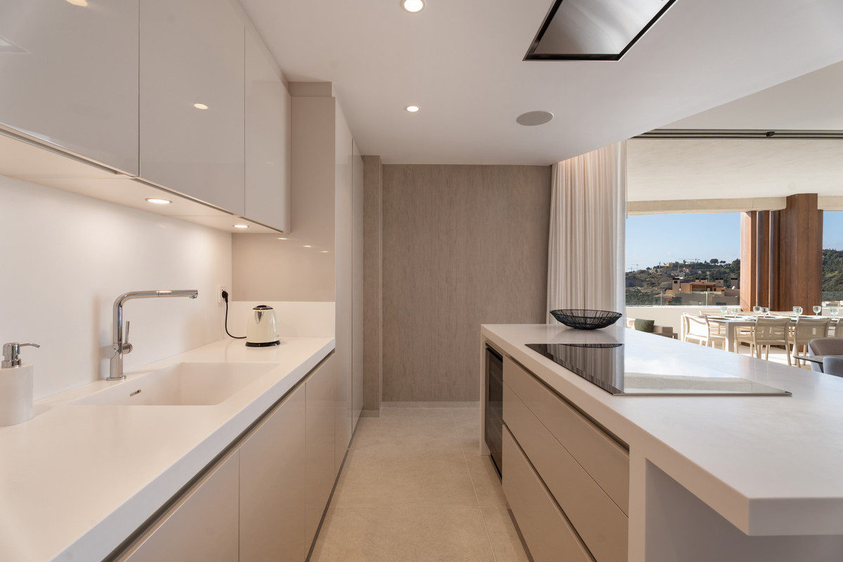 3 Bedroom Apartment in Benahavís - Photo 9