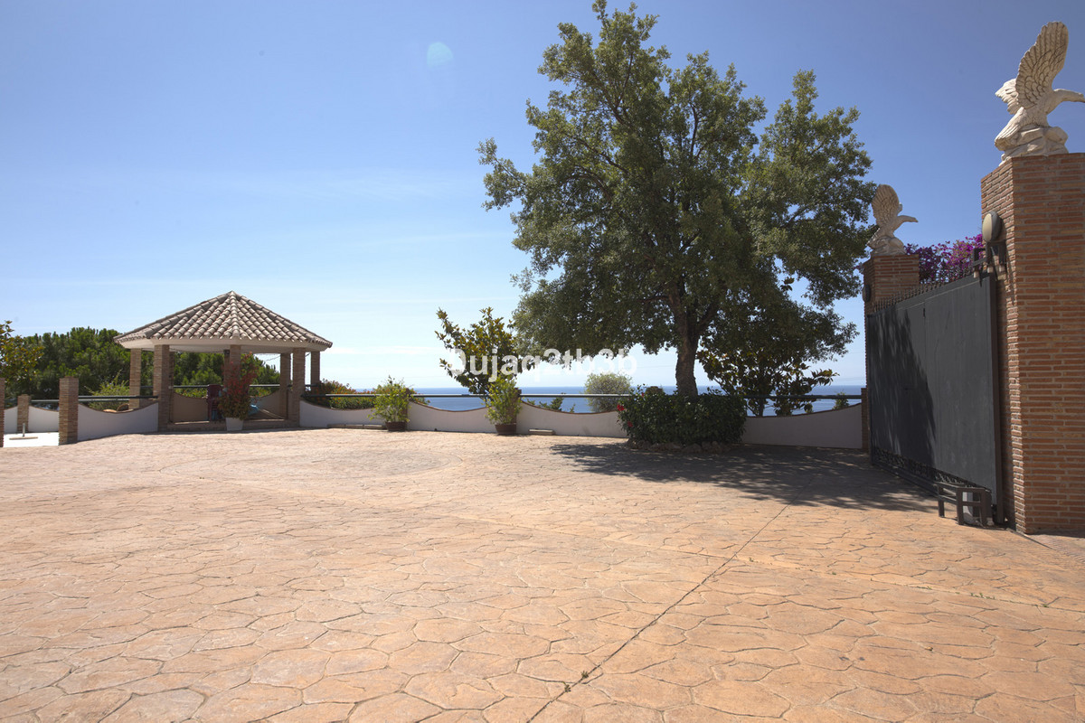 6 Bedroom Villa in Estepona - Photo 7