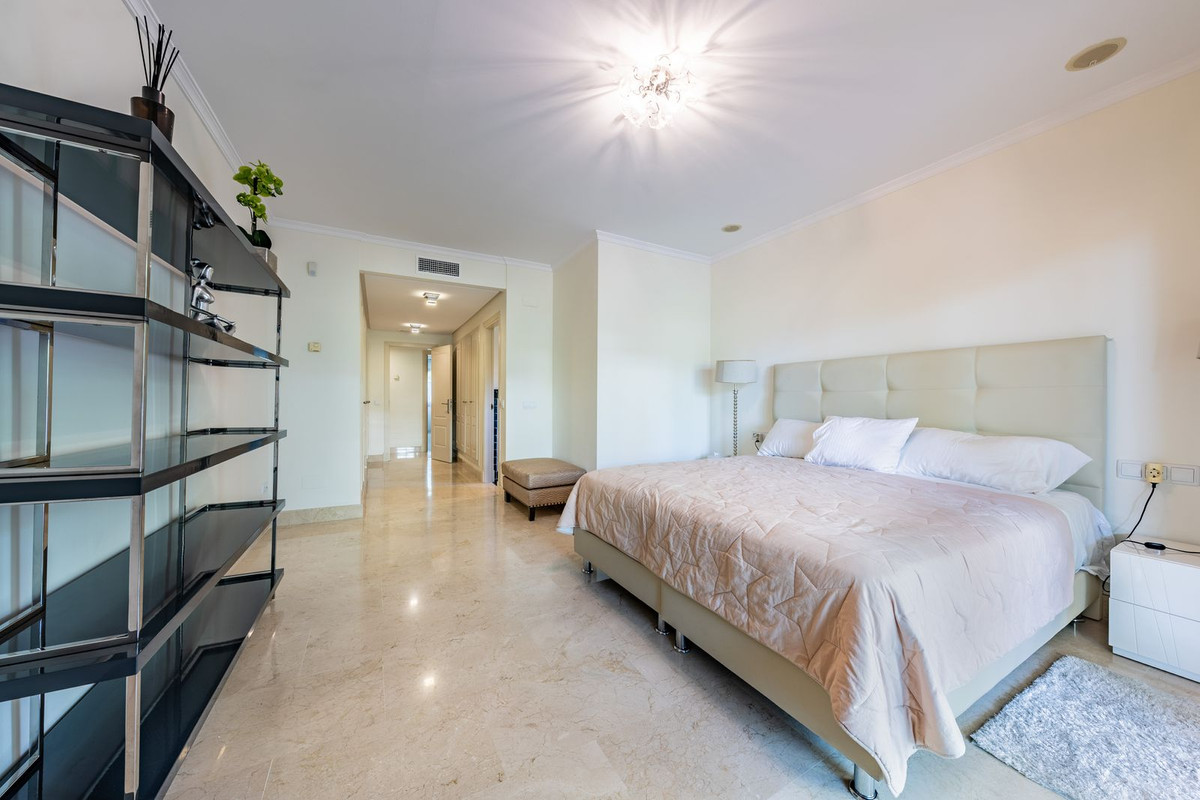2 Bedroom Apartment in Marbella - Photo 22