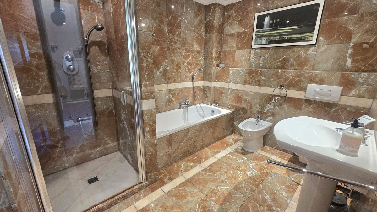 7 Bedroom Villa in Marbella - Photo 53
