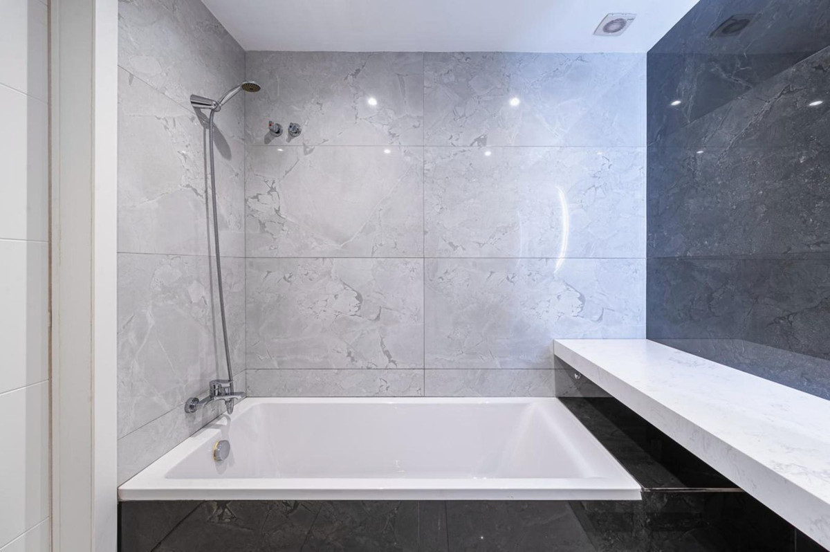 3 Bedroom Apartment in Marbella - Photo 19