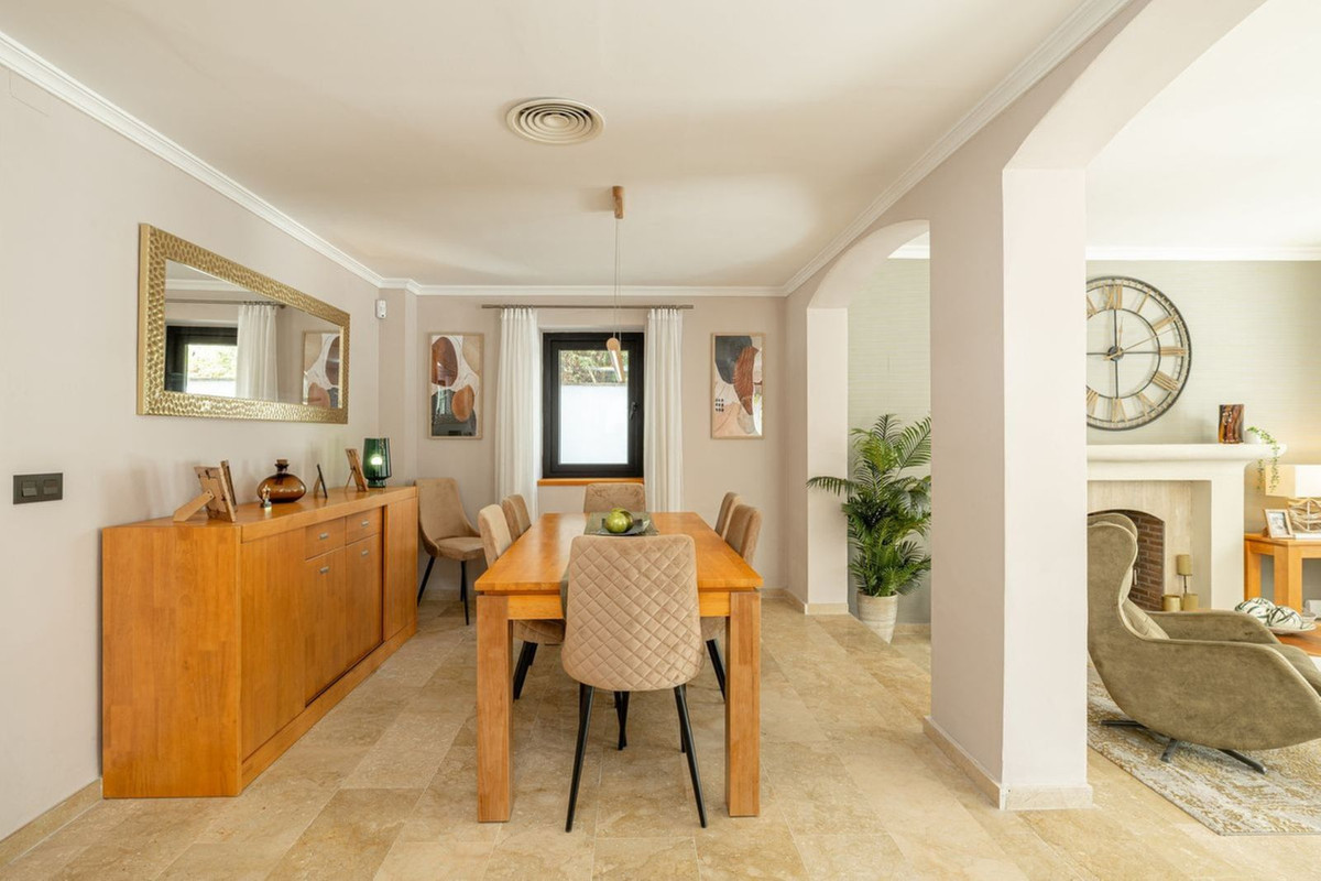 5 Bedroom Villa in Estepona - Photo 4