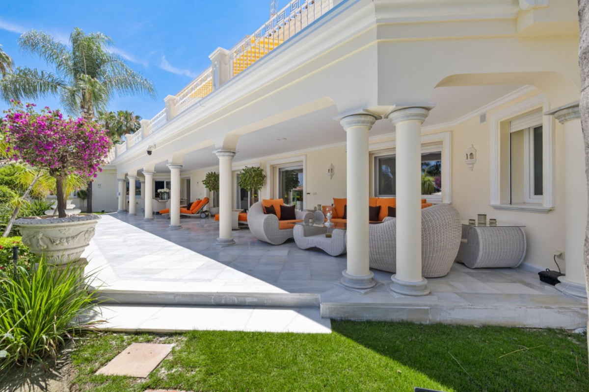 6 Bedroom Villa in Marbella - Photo 8