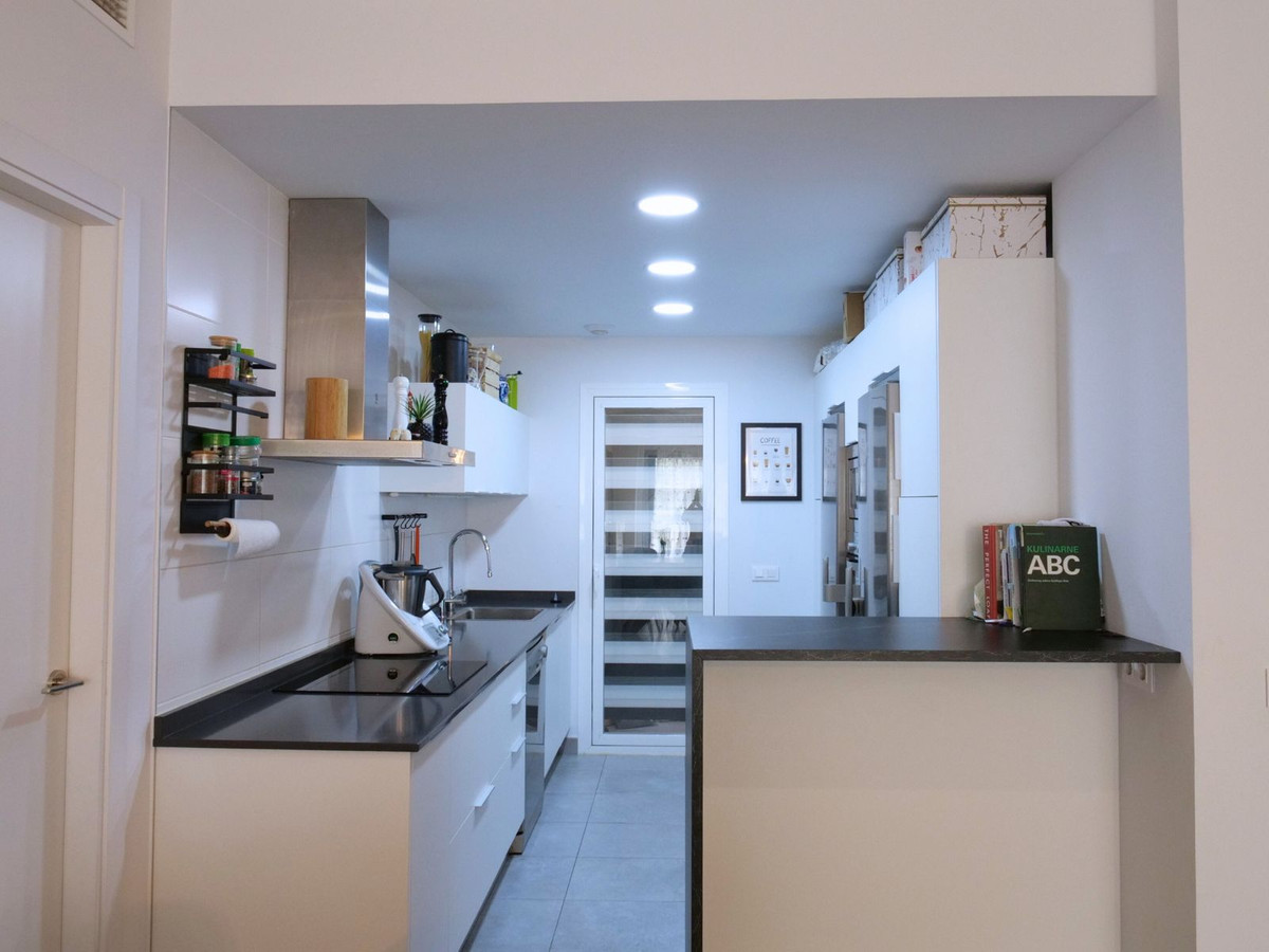 3 Bedroom Apartment in Estepona - Photo 4