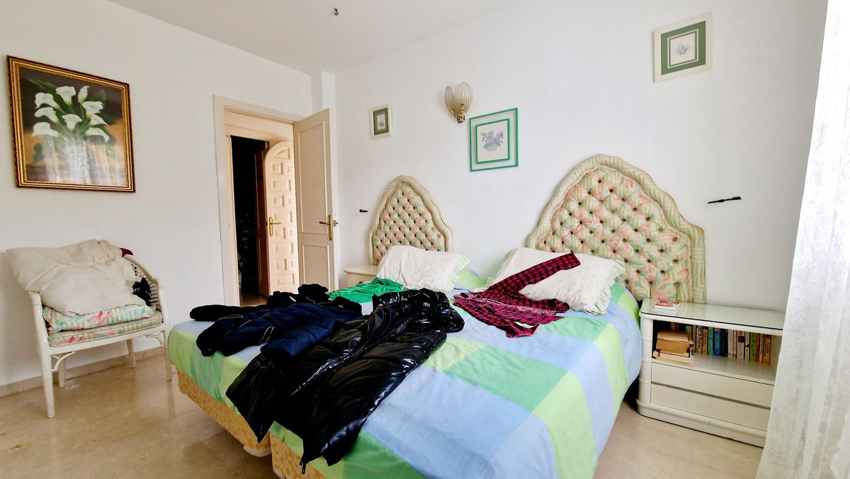 2 Bedroom Apartment in Estepona - Photo 16