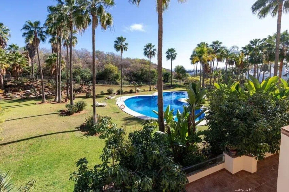 3 Bedroom Apartment in Marbella - Photo 2