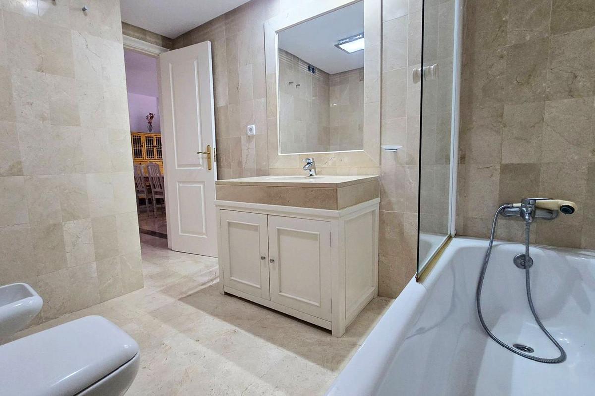 2 Bedroom Apartment in Estepona - Photo 21
