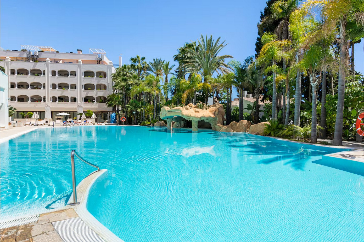1 Bedroom Apartment in Marbella - Photo 13