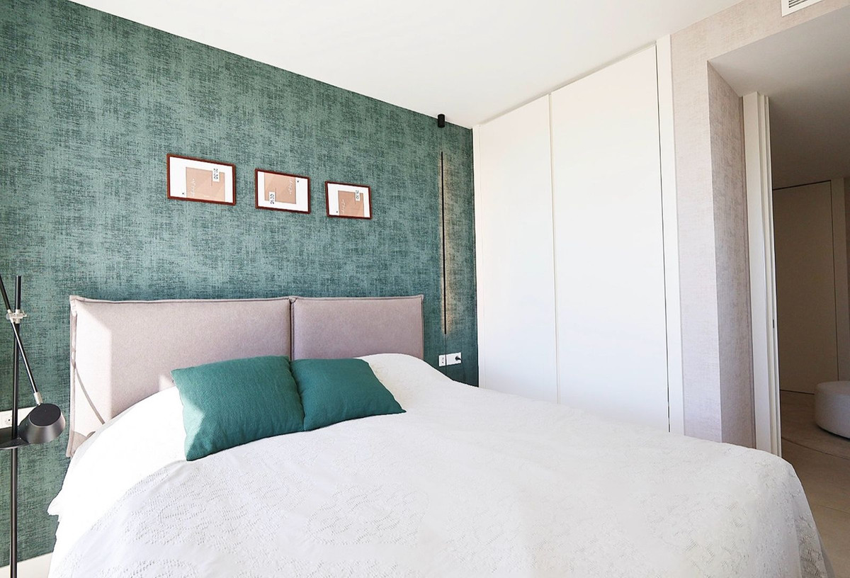 4 Bedroom Apartment in Estepona - Photo 17