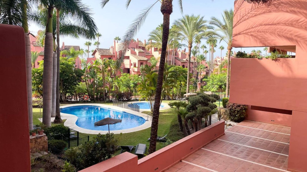 3 Bedroom Apartment in Estepona - Photo 2