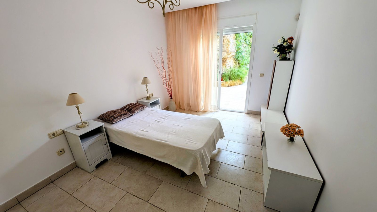 2 Bedroom Apartment in Benahavís - Photo 14