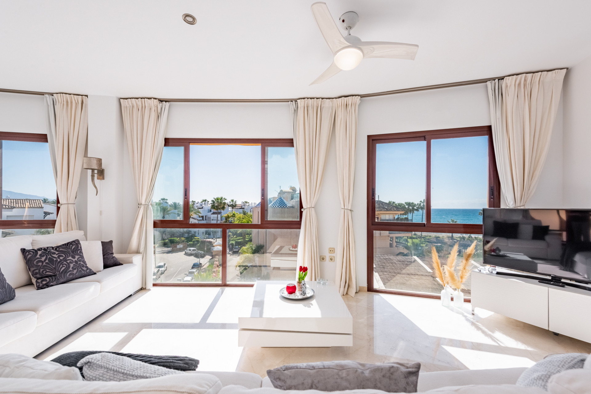3 Bedroom Penthouse in Estepona - Photo 2