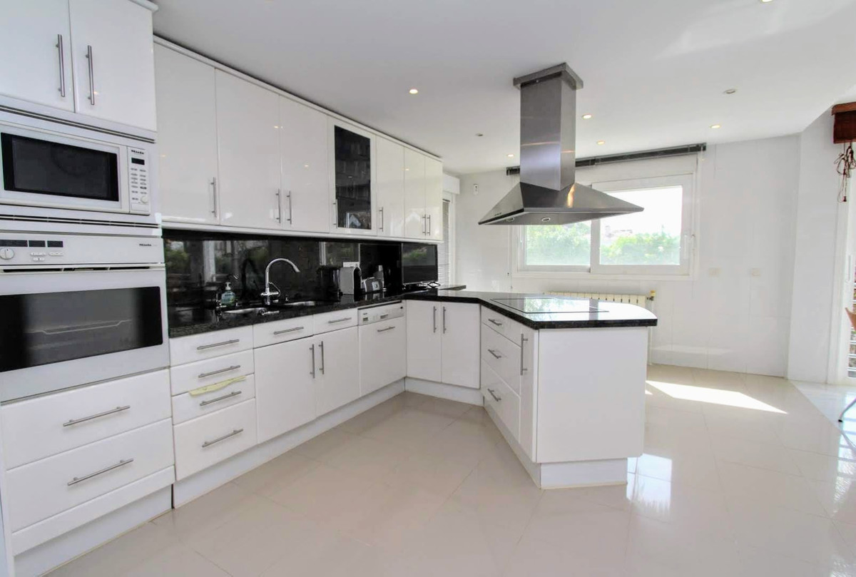 6 Bedroom Villa in San Pedro de Alcántara - Photo 5