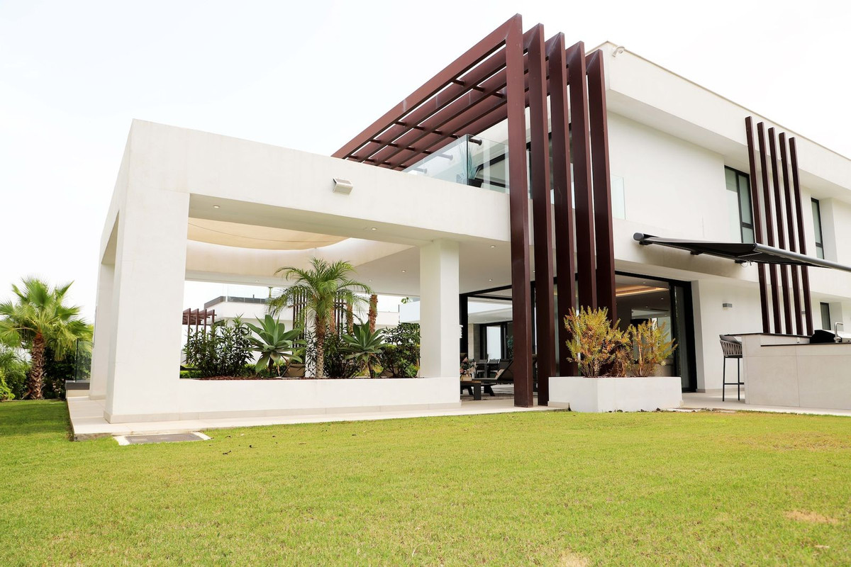 5 Bedroom Villa in Estepona - Photo 2