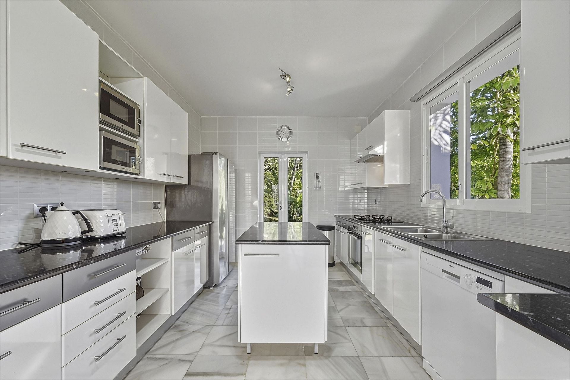 8 Bedroom Villa in Marbella - Photo 10