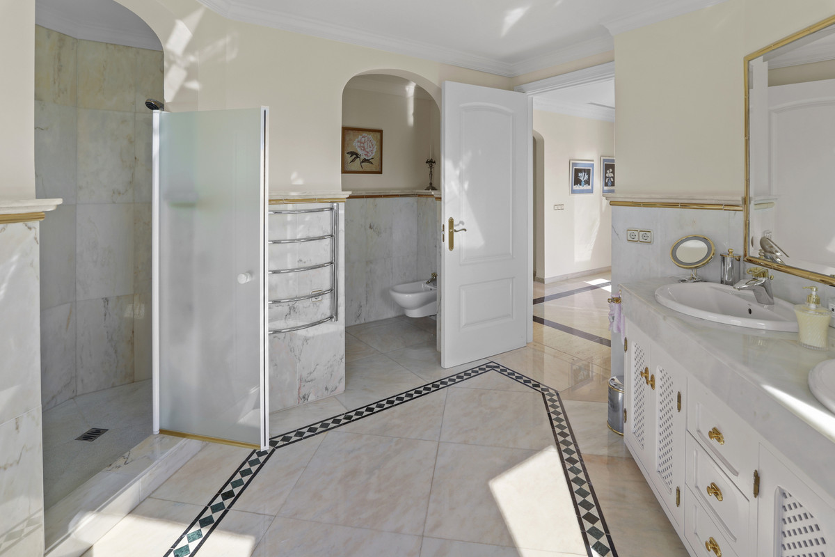 5 Bedroom Villa in Estepona - Photo 25