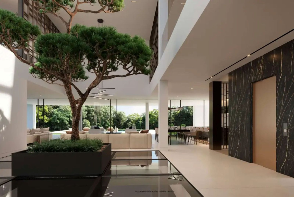 5 Bedroom Villa in Marbella - Photo 2