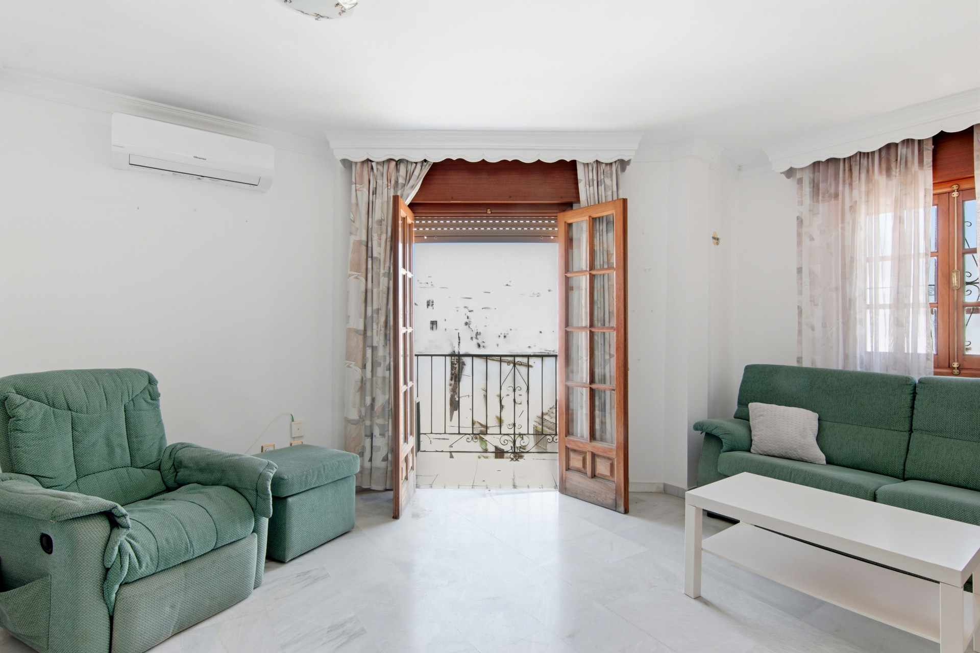 2 Bedroom Apartment in Estepona - Photo 2