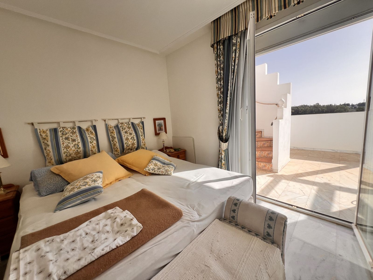 2 Bedroom Penthouse in Estepona - Photo 13