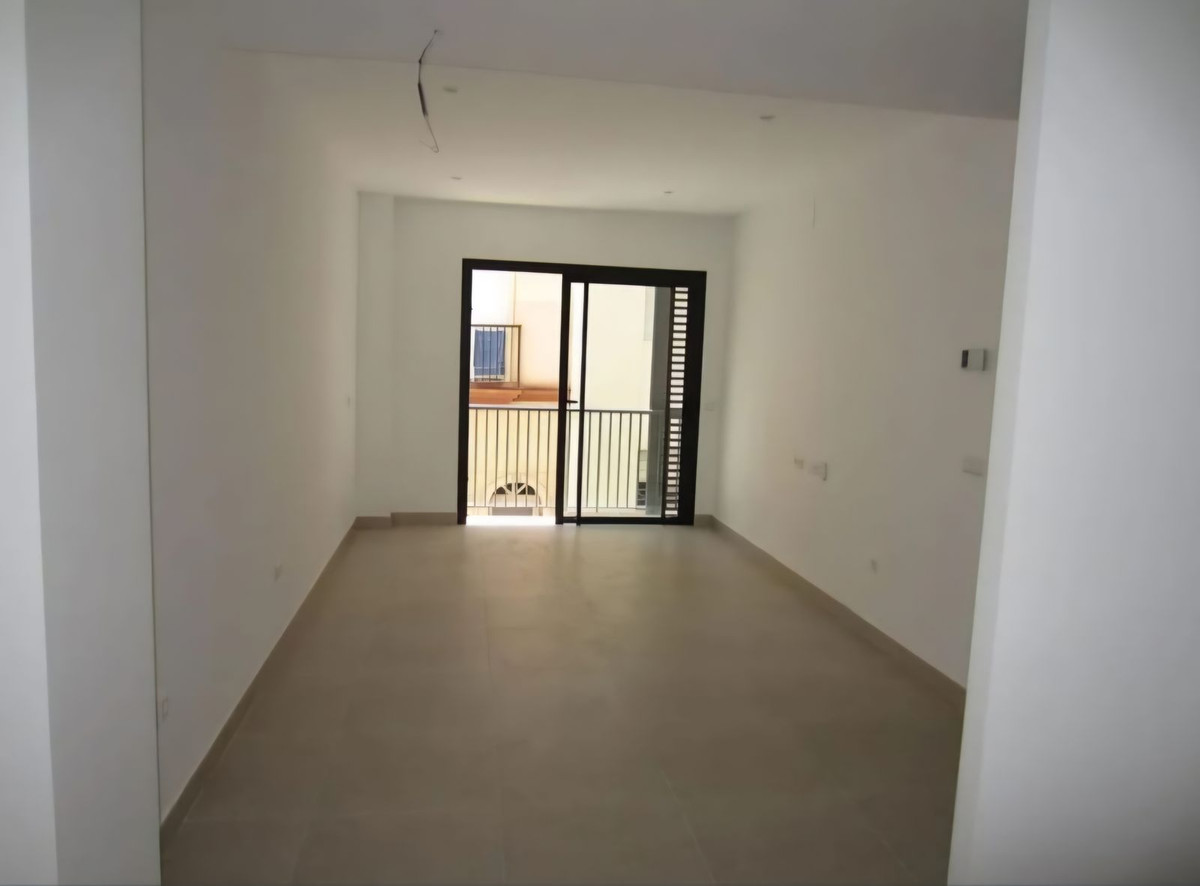 2 Bedroom Apartment in Fuengirola - Photo 14