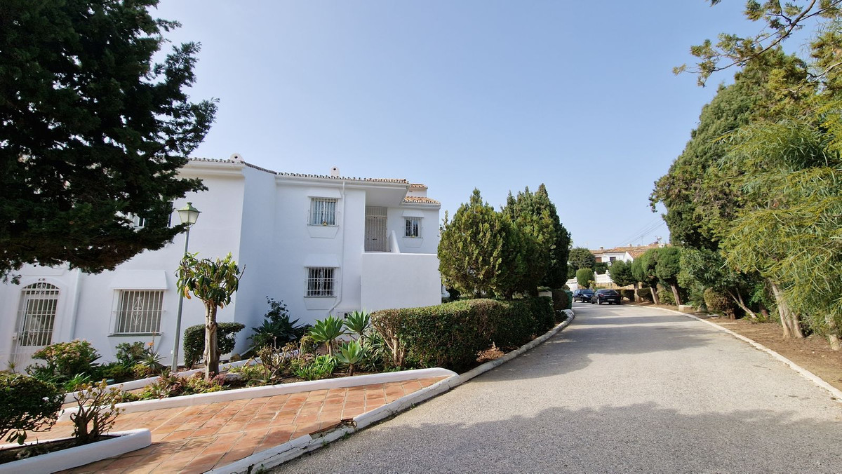 2 Bedroom Apartment in Estepona - Photo 3
