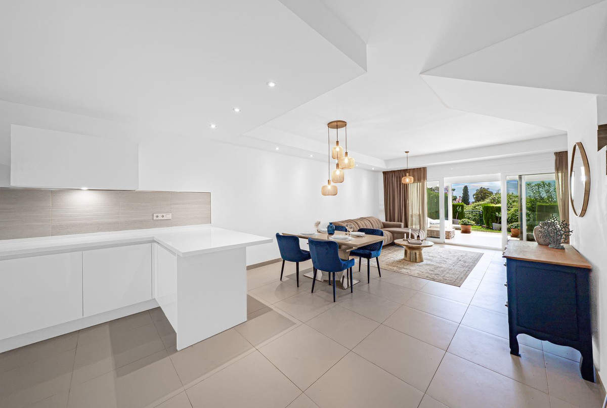 4 Bedroom Townhouse in Benahavís - Photo 5