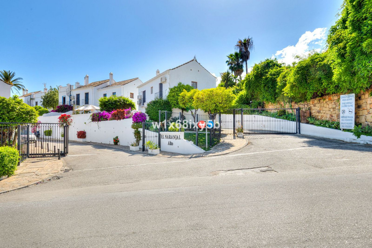 2 Bedroom Townhouse in Marbella - Photo 2