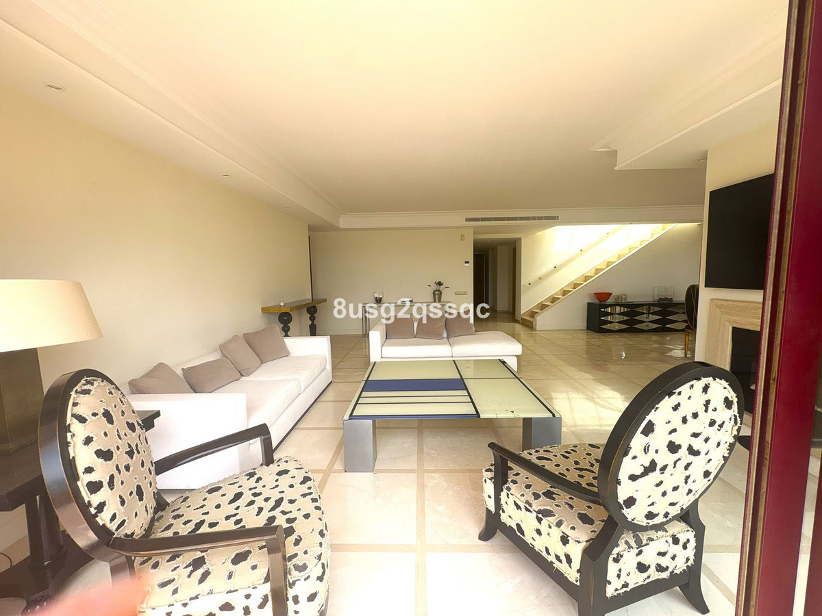 3 Bedroom Penthouse in Estepona - Photo 7