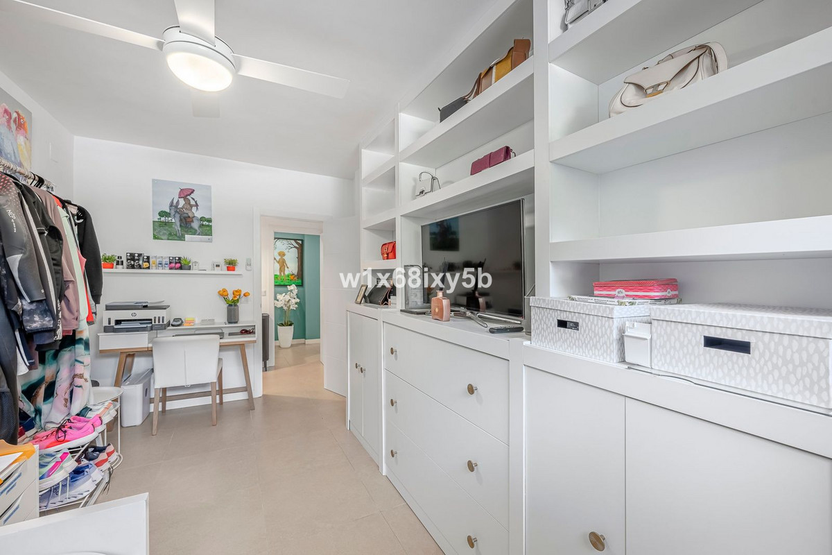 4 Bedroom Apartment in Benahavís - Photo 35