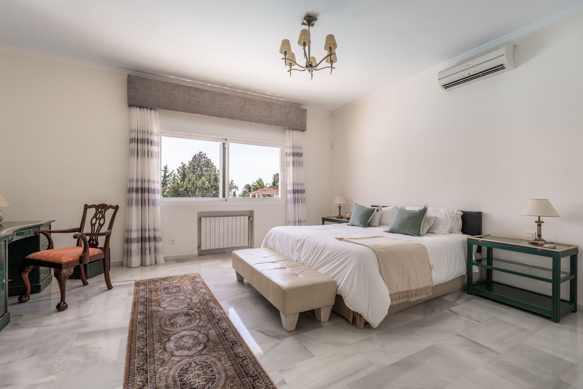 6 Bedroom Villa in Estepona - Photo 20