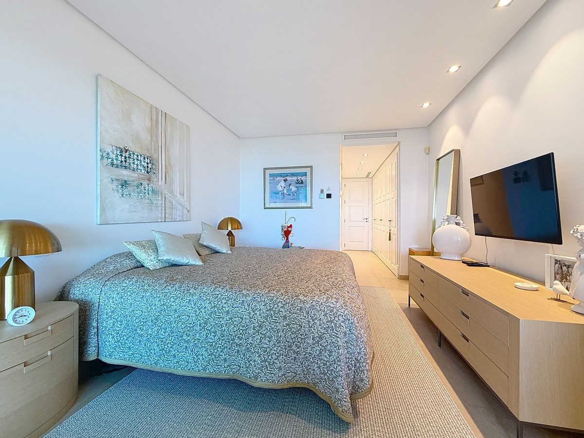 2 Bedroom Apartment in Estepona - Photo 8